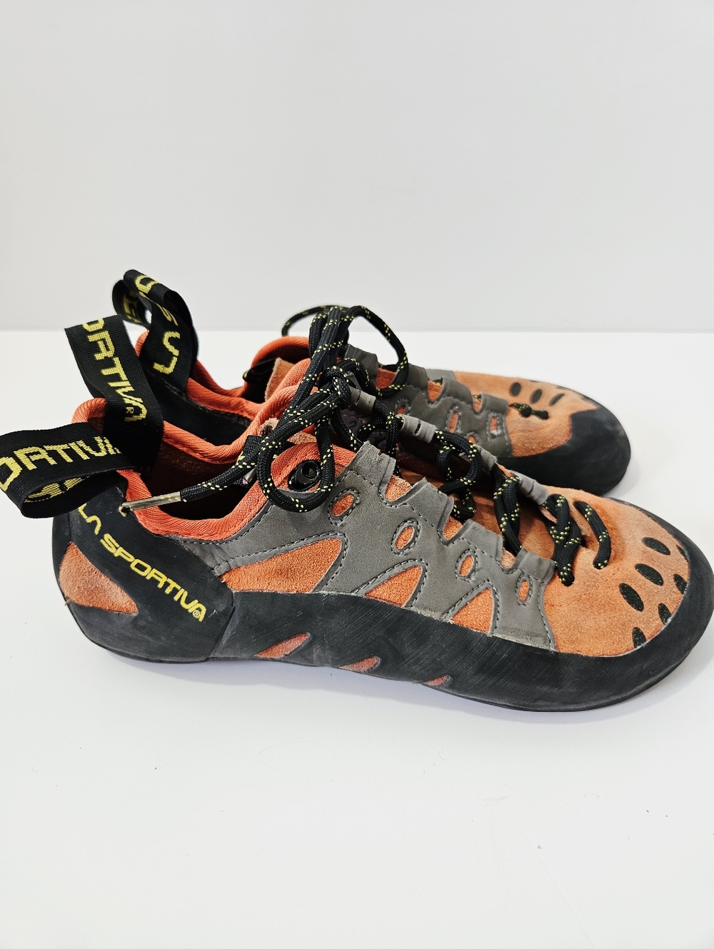 La Sportiva Tarantulace Climbing Shoes Size 6 Orange